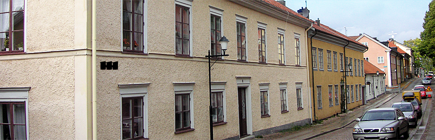Cremefärgat tvåvåningshus i gamla stan